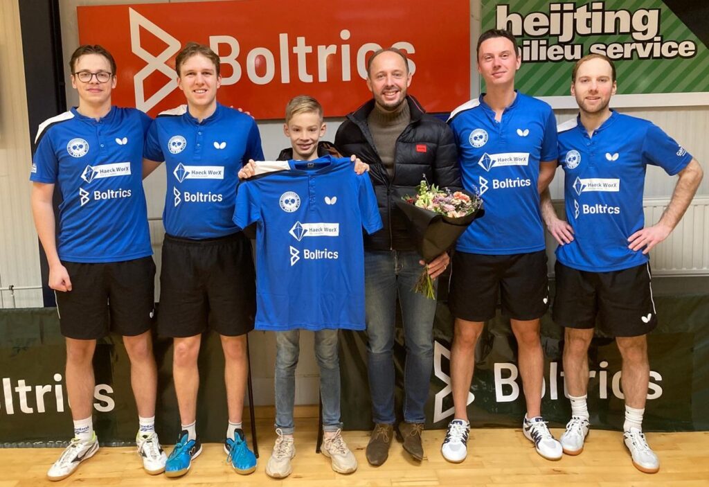 Team1 met Stersponsor Boltrics toont het nieuwe shirt samen met Jan-Cornell van Ekris en zoon.